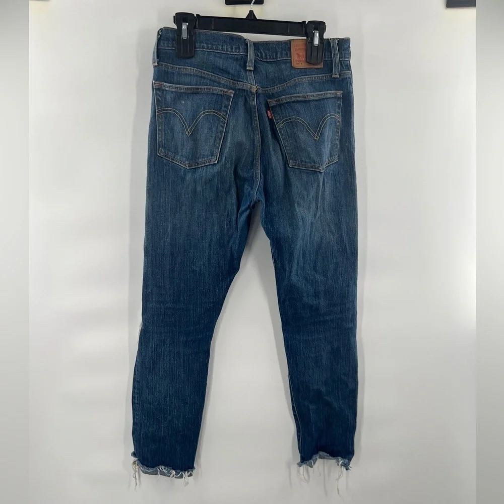 Levis measurements laying